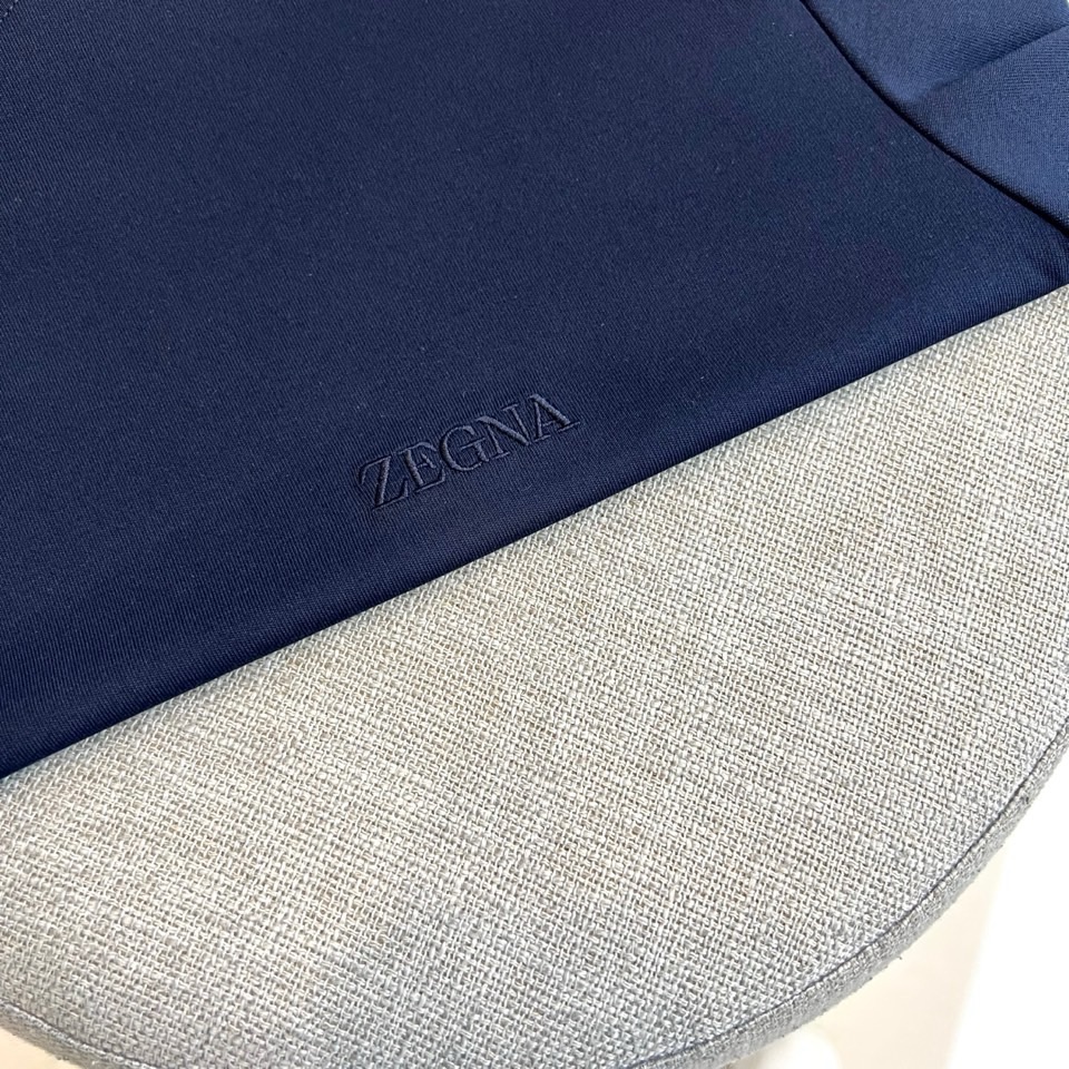 Zegna杰尼亚、2026春夏新品短袖T恤，以极简廓形诠释高级休闲美学。圆领设计贴合颈部线条，肩部立体剪