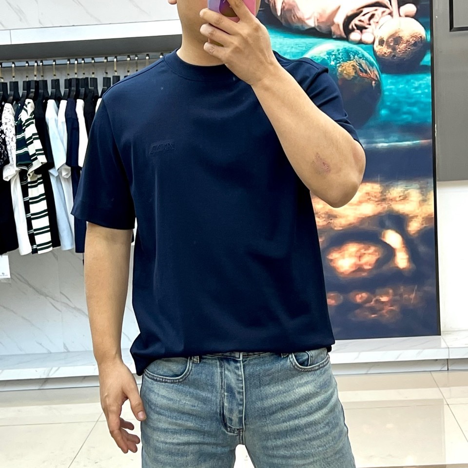 Zegna杰尼亚、2026春夏新品短袖T恤，以极简廓形诠释高级休闲美学。圆领设计贴合颈部线条，肩部立体剪