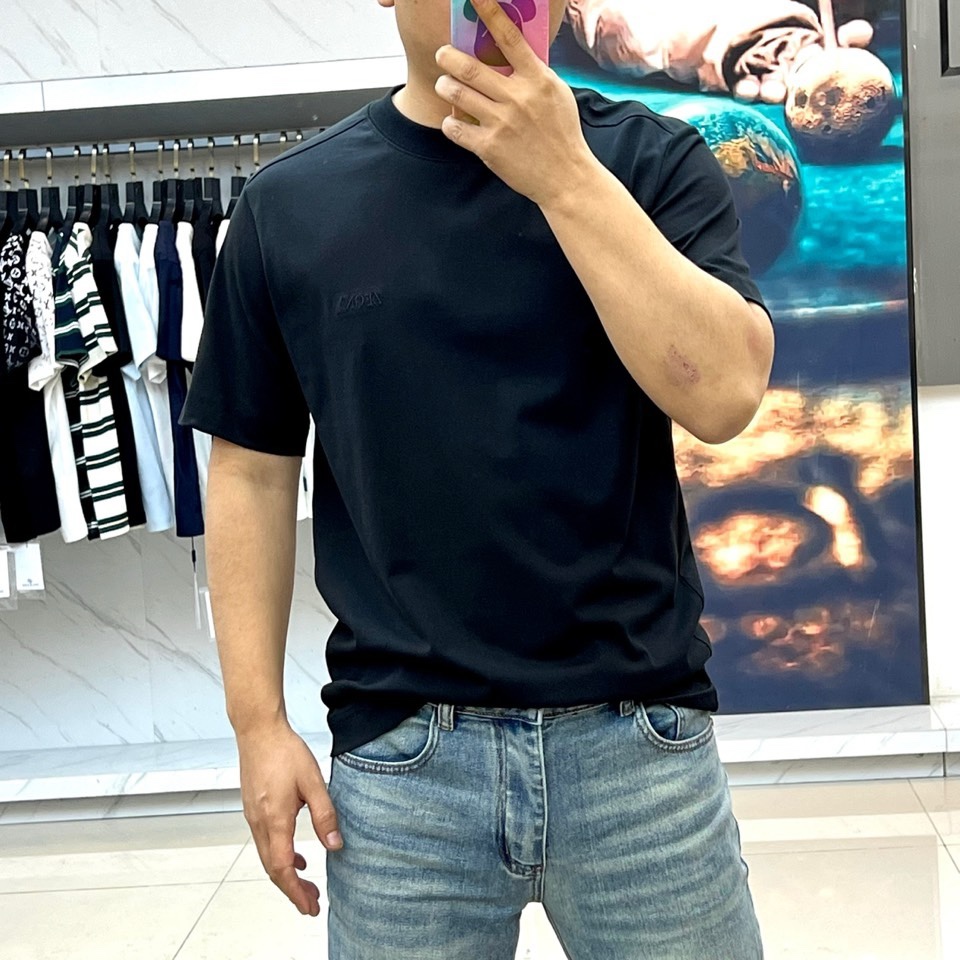 Zegna杰尼亚、2026春夏新品短袖T恤，以极简廓形诠释高级休闲美学。圆领设计贴合颈部线条，肩部立体剪