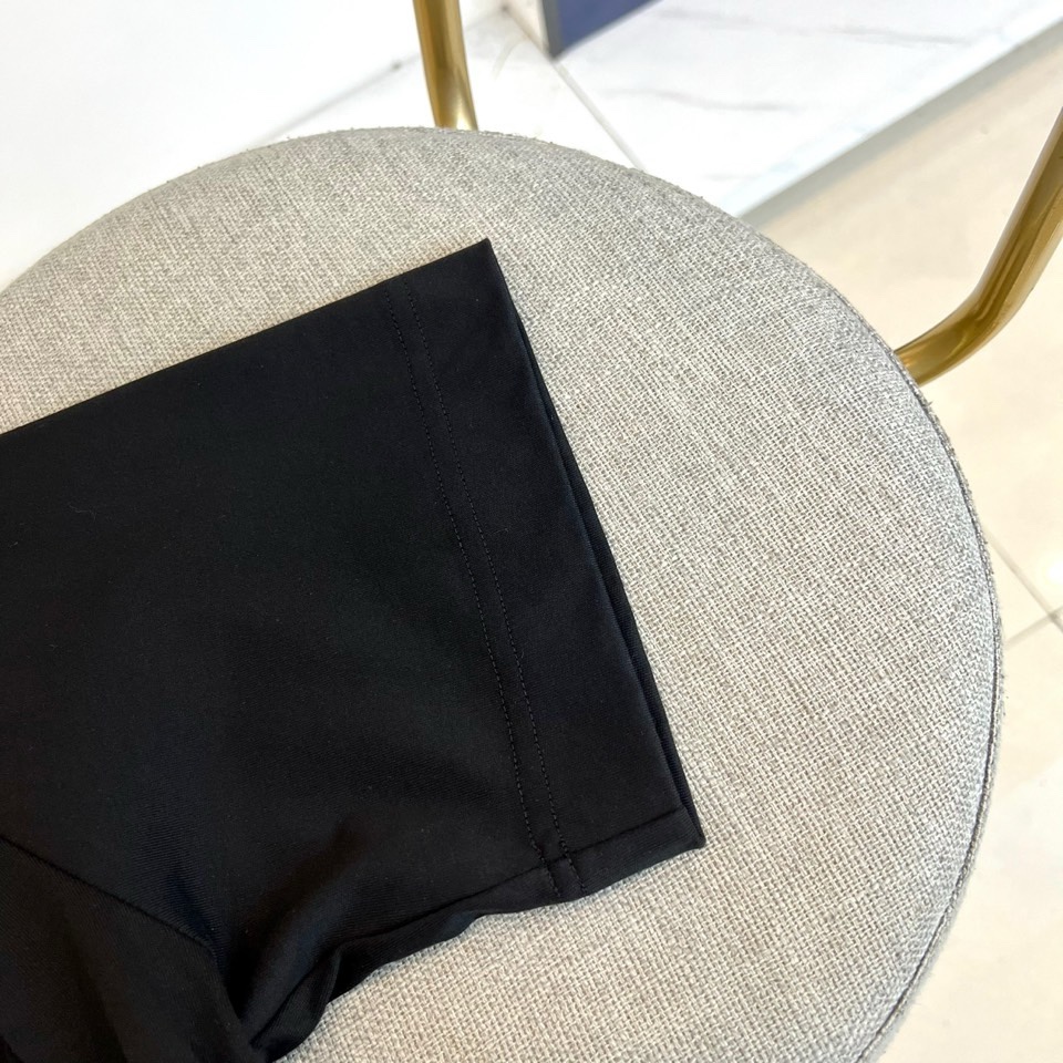 Zegna杰尼亚、2026春夏新品短袖T恤，以极简廓形诠释高级休闲美学。圆领设计贴合颈部线条，肩部立体剪