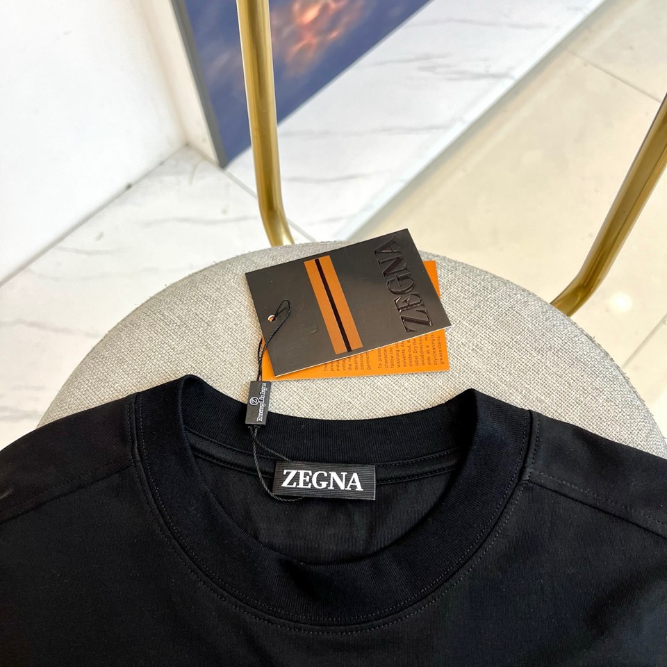 Zegna杰尼亚、2026春夏新品短袖T恤，以极简廓形诠释高级休闲美学。圆领设计贴合颈部线条，肩部立体剪