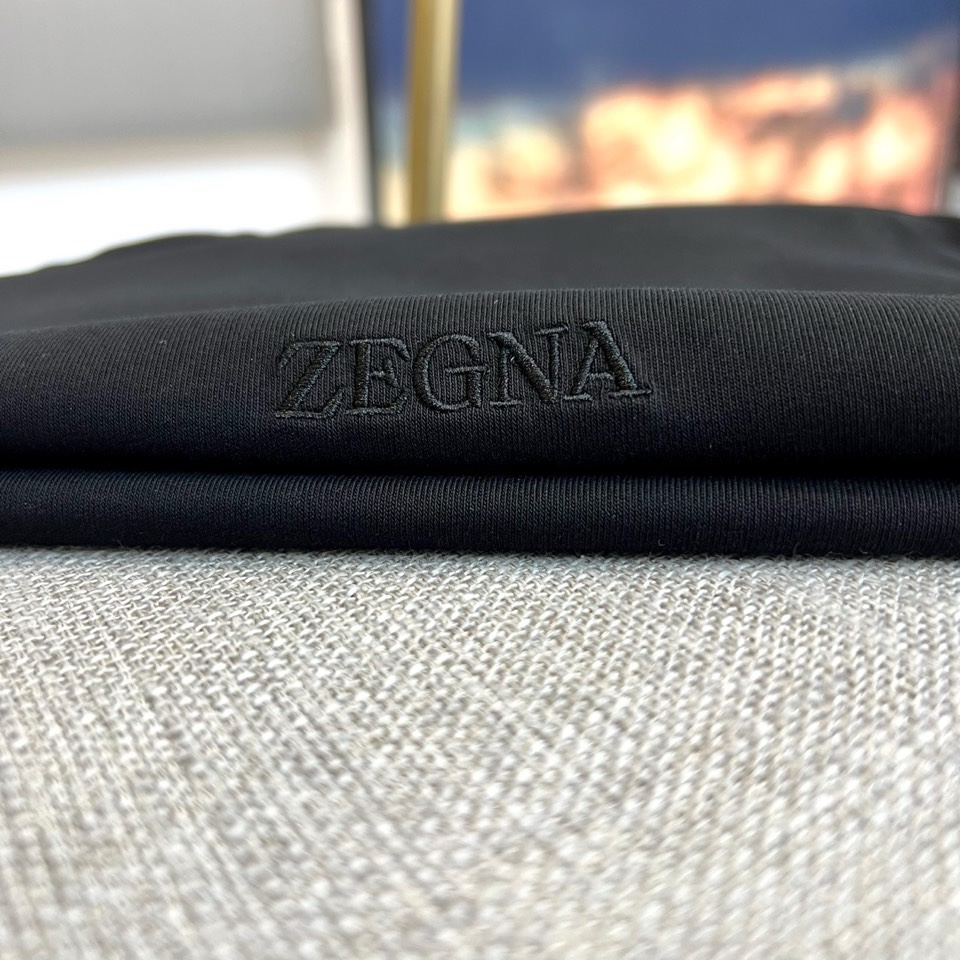 Zegna杰尼亚、2026春夏新品短袖T恤，以极简廓形诠释高级休闲美学。圆领设计贴合颈部线条，肩部立体剪