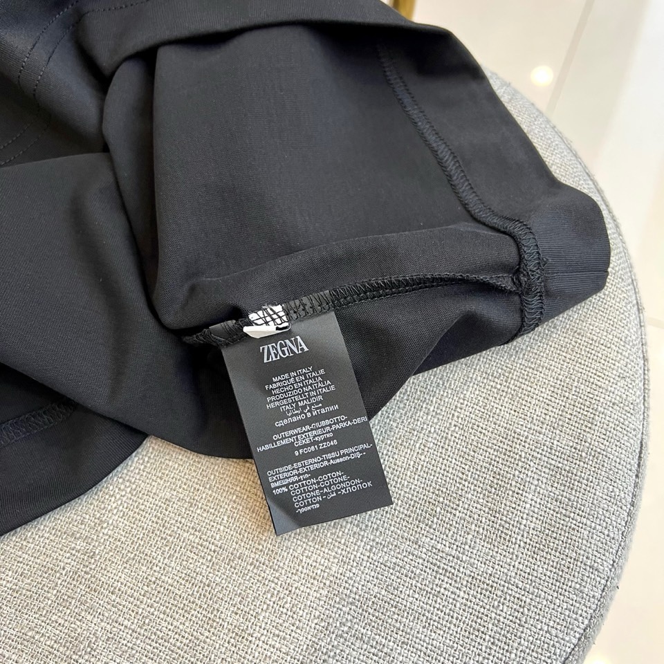 Zegna杰尼亚、2026春夏新品短袖T恤，以极简廓形诠释高级休闲美学。圆领设计贴合颈部线条，肩部立体剪