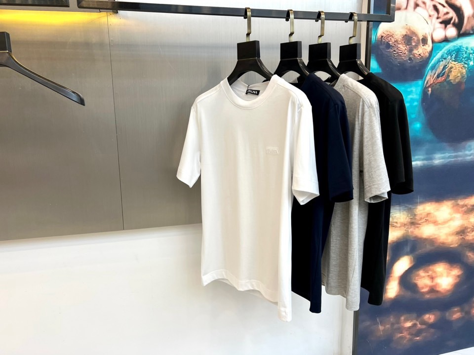 Zegna杰尼亚、2026春夏新品短袖T恤，以极简廓形诠释高级休闲美学。圆领设计贴合颈部线条，肩部立体剪