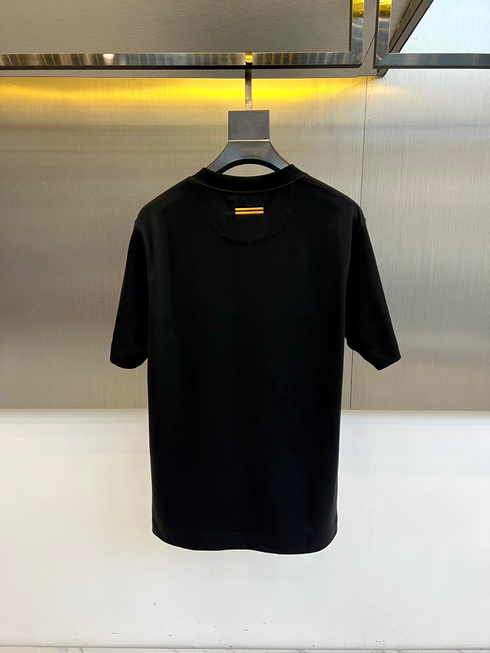 Zegna杰尼亚、2026春夏新品短袖T恤，以极简廓形诠释高级休闲美学。圆领设计贴合颈部线条，肩部立体剪