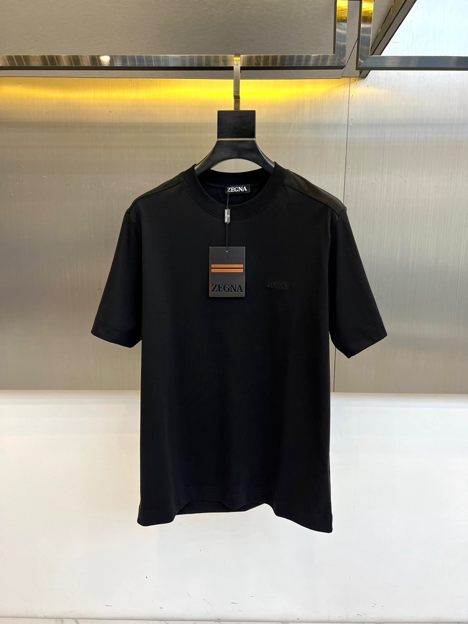 Zegna杰尼亚、2026春夏新品短袖T恤，以极简廓形诠释高级休闲美学。圆领设计贴合颈部线条，肩部立体剪