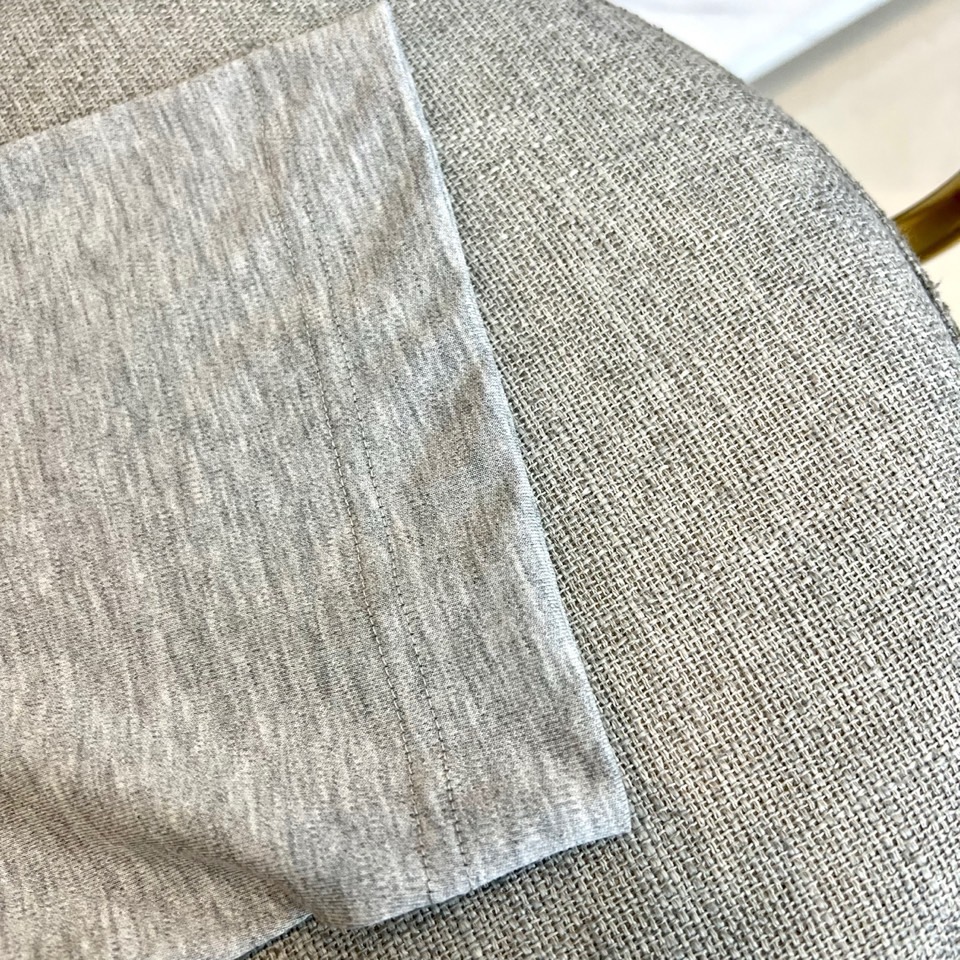 Zegna杰尼亚、2026春夏新品短袖T恤，以极简廓形诠释高级休闲美学。圆领设计贴合颈部线条，肩部立体剪