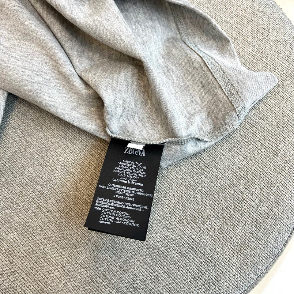 Zegna杰尼亚、2026春夏新品短袖T恤，以极简廓形诠释高级休闲美学。圆领设计贴合颈部线条，肩部立体剪