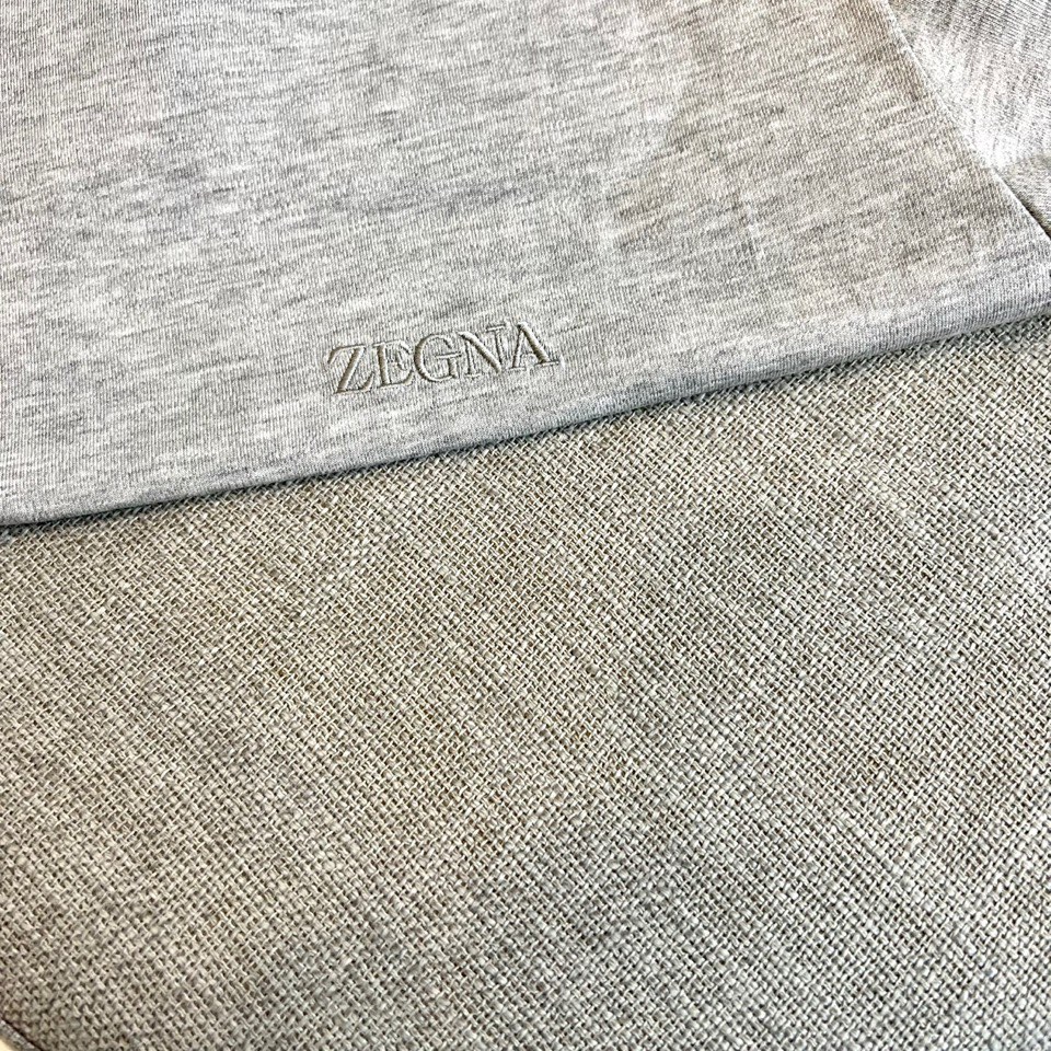 Zegna杰尼亚、2026春夏新品短袖T恤，以极简廓形诠释高级休闲美学。圆领设计贴合颈部线条，肩部立体剪