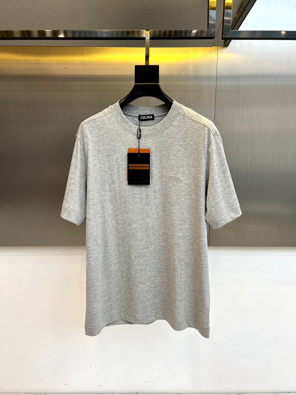 Zegna杰尼亚、2026春夏新品短袖T恤，以极简廓形诠释高级休闲美学。圆领设计贴合颈部线条，肩部立体剪