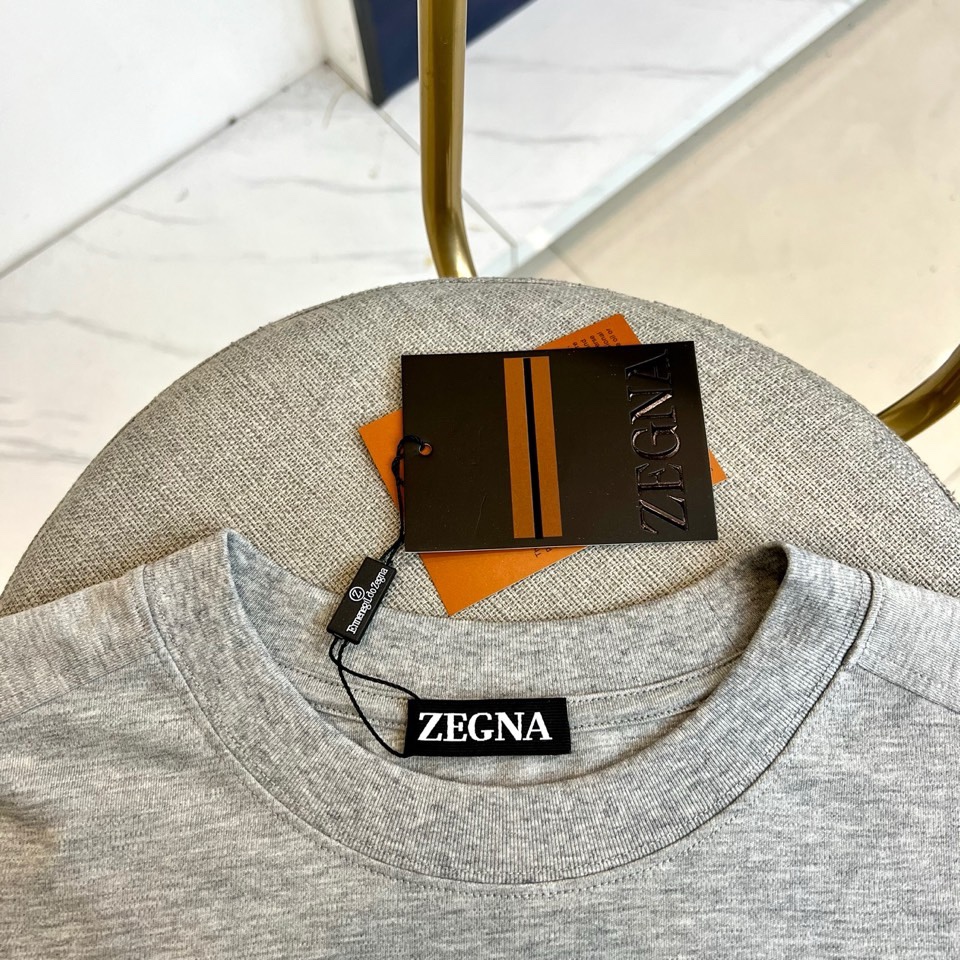 Zegna杰尼亚、2026春夏新品短袖T恤，以极简廓形诠释高级休闲美学。圆领设计贴合颈部线条，肩部立体剪