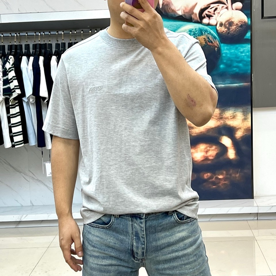 Zegna杰尼亚、2026春夏新品短袖T恤，以极简廓形诠释高级休闲美学。圆领设计贴合颈部线条，肩部立体剪