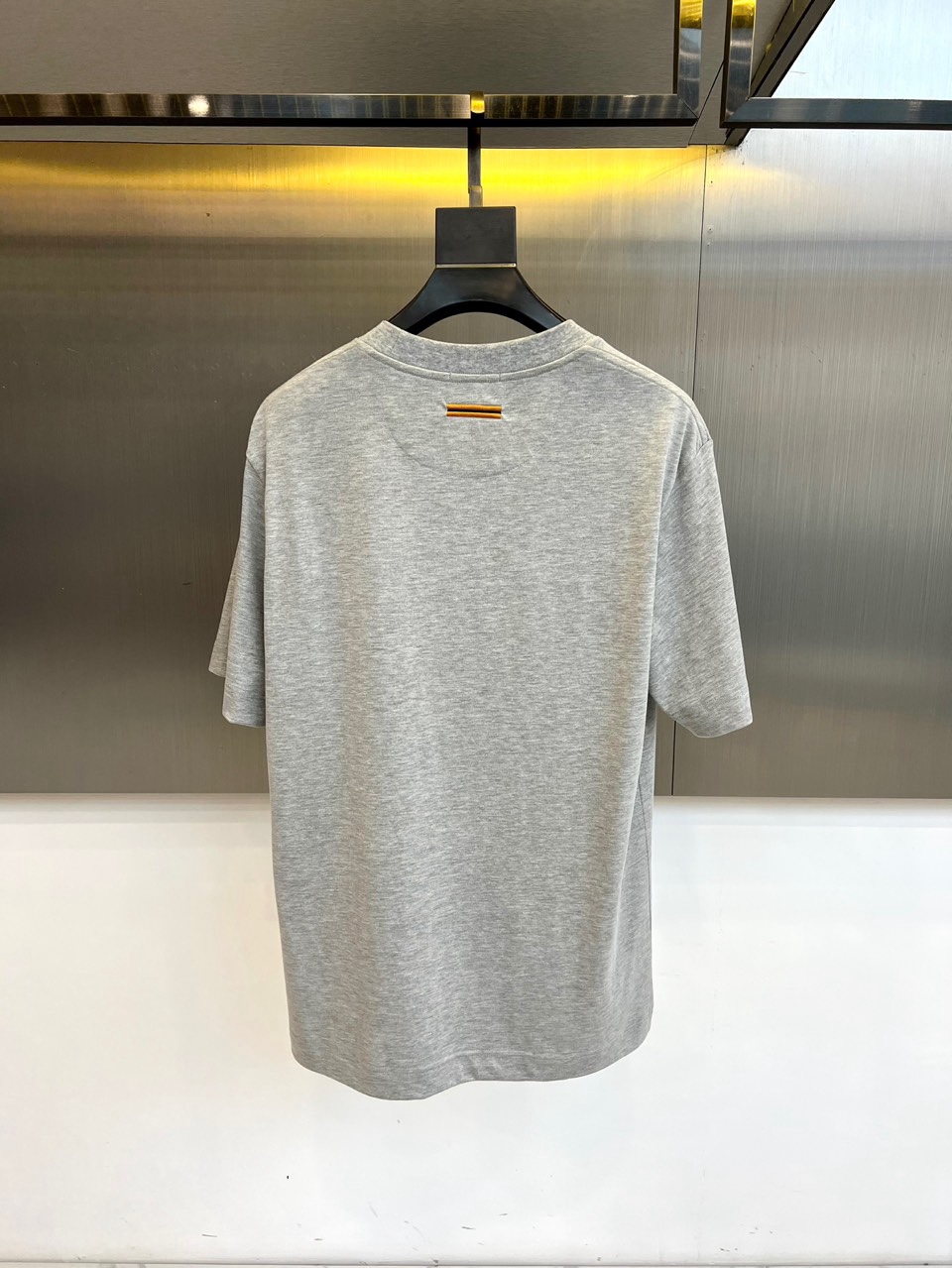 Zegna杰尼亚、2026春夏新品短袖T恤，以极简廓形诠释高级休闲美学。圆领设计贴合颈部线条，肩部立体剪