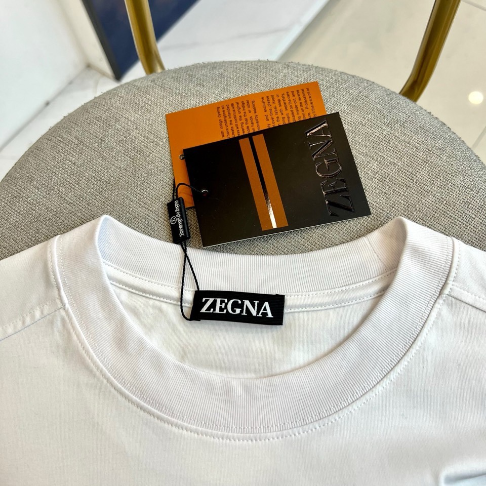 Zegna杰尼亚、2026春夏新品短袖T恤，以极简廓形诠释高级休闲美学。圆领设计贴合颈部线条，肩部立体剪