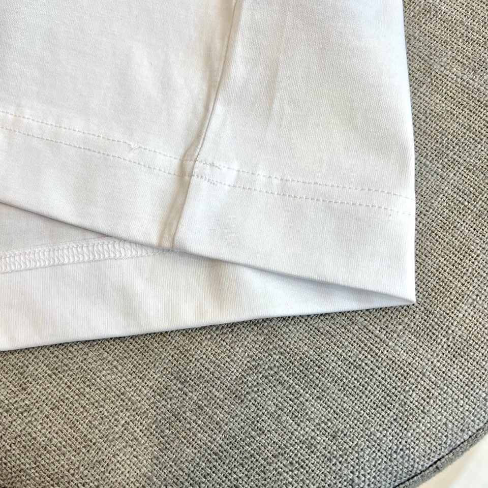 Zegna杰尼亚、2026春夏新品短袖T恤，以极简廓形诠释高级休闲美学。圆领设计贴合颈部线条，肩部立体剪