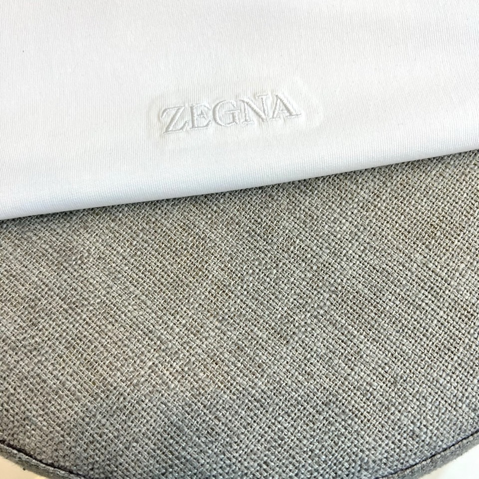 Zegna杰尼亚、2026春夏新品短袖T恤，以极简廓形诠释高级休闲美学。圆领设计贴合颈部线条，肩部立体剪