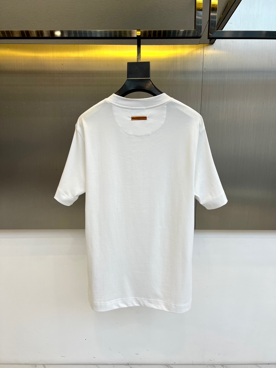 Zegna杰尼亚、2026春夏新品短袖T恤，以极简廓形诠释高级休闲美学。圆领设计贴合颈部线条，肩部立体剪