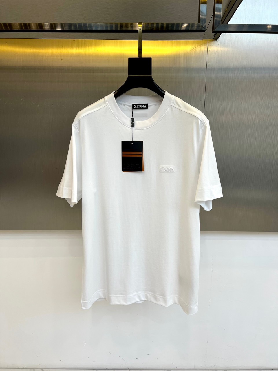 Zegna杰尼亚、2026春夏新品短袖T恤，以极简廓形诠释高级休闲美学。圆领设计贴合颈部线条，肩部立体剪