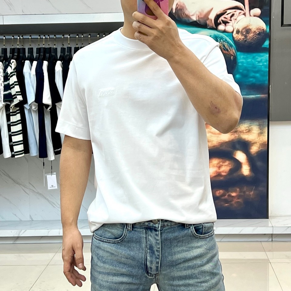 Zegna杰尼亚、2026春夏新品短袖T恤，以极简廓形诠释高级休闲美学。圆领设计贴合颈部线条，肩部立体剪