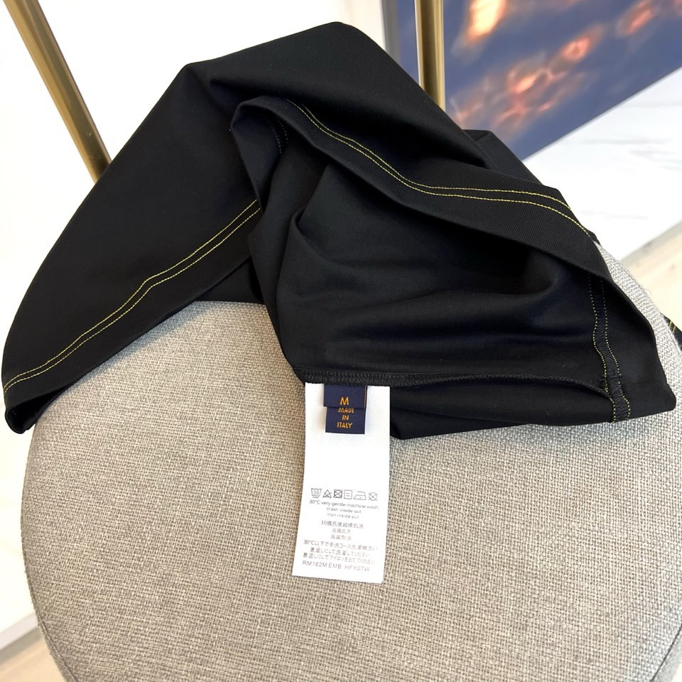 1V、2026春夏新款LOUIS VUITTON纯棉T恤，以经典圆领短袖款式打造简约利落轮廓。胸前醒目字