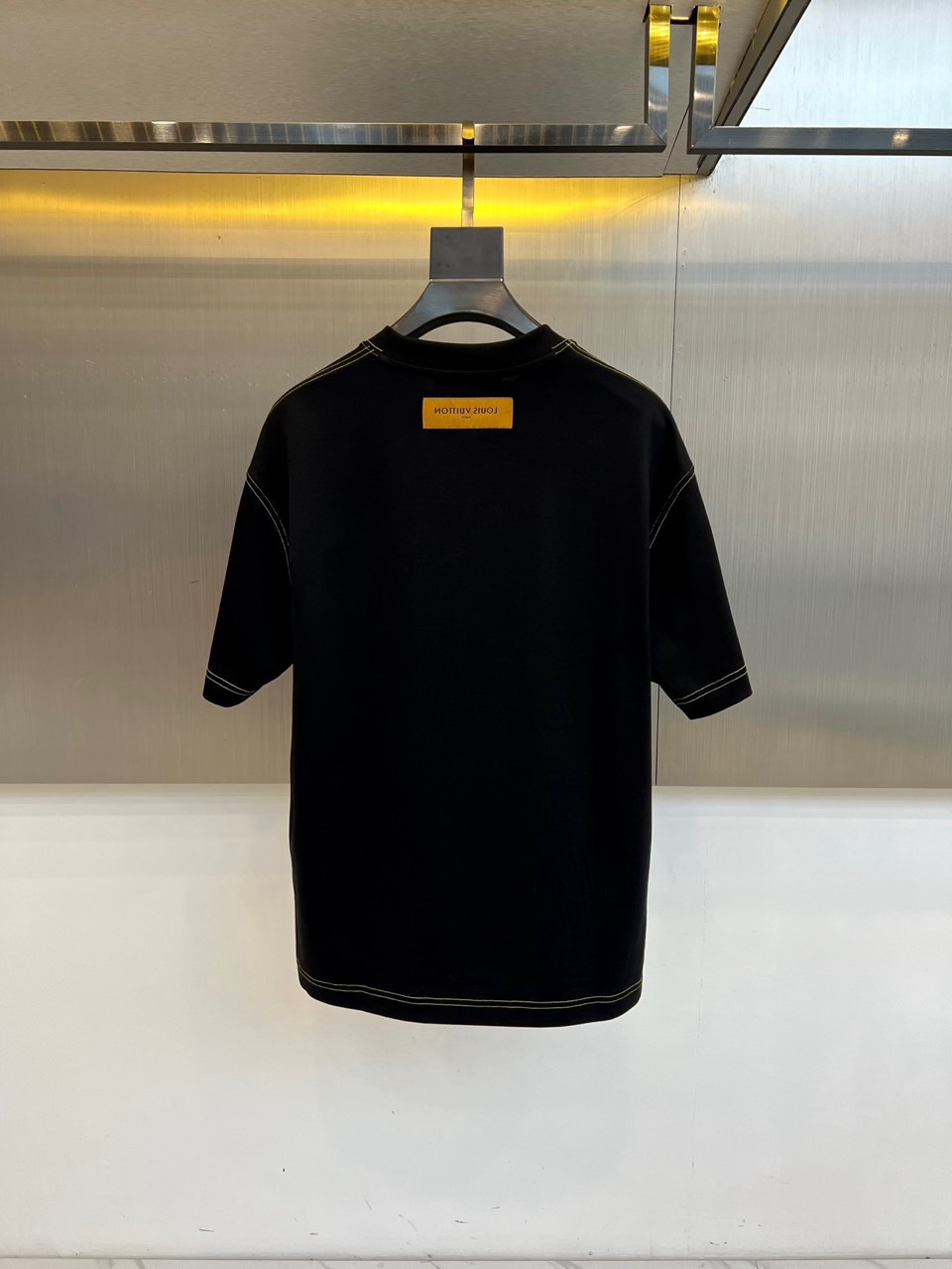 1V、2026春夏新款LOUIS VUITTON纯棉T恤，以经典圆领短袖款式打造简约利落轮廓。胸前醒目字