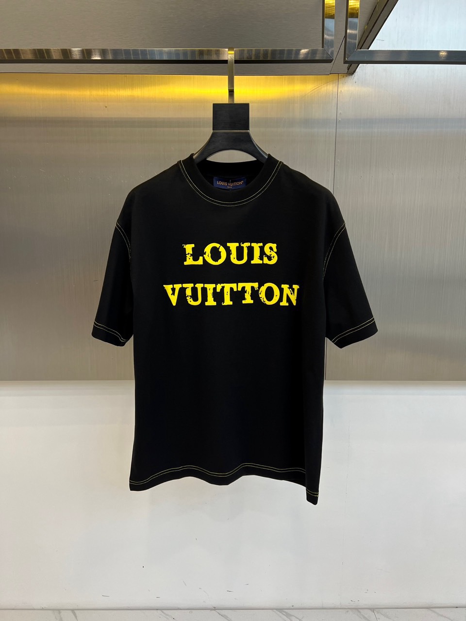 1V、2026春夏新款LOUIS VUITTON纯棉T恤，以经典圆领短袖款式打造简约利落轮廓。胸前醒目字