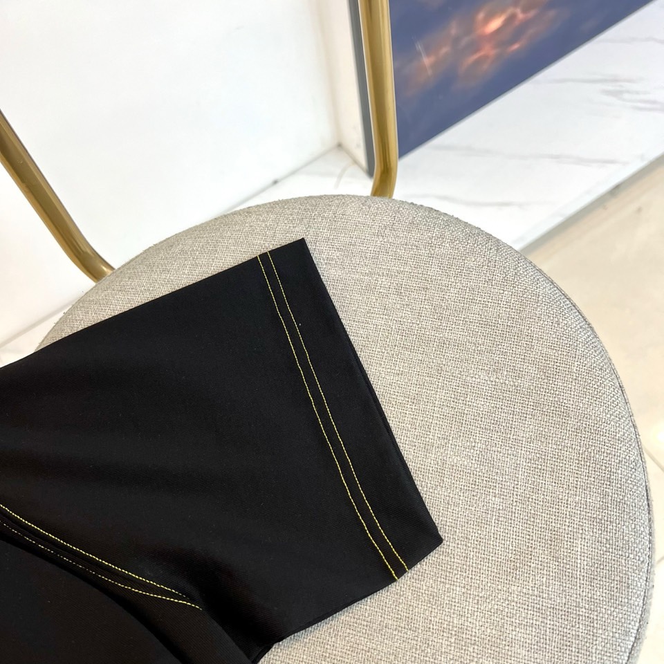 1V、2026春夏新款LOUIS VUITTON纯棉T恤，以经典圆领短袖款式打造简约利落轮廓。胸前醒目字