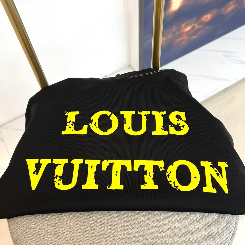 1V、2026春夏新款LOUIS VUITTON纯棉T恤，以经典圆领短袖款式打造简约利落轮廓。胸前醒目字