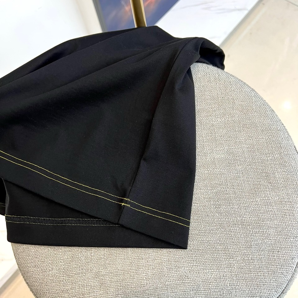 1V、2026春夏新款LOUIS VUITTON纯棉T恤，以经典圆领短袖款式打造简约利落轮廓。胸前醒目字