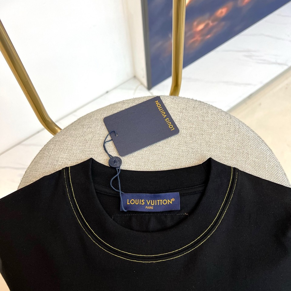 1V、2026春夏新款LOUIS VUITTON纯棉T恤，以经典圆领短袖款式打造简约利落轮廓。胸前醒目字