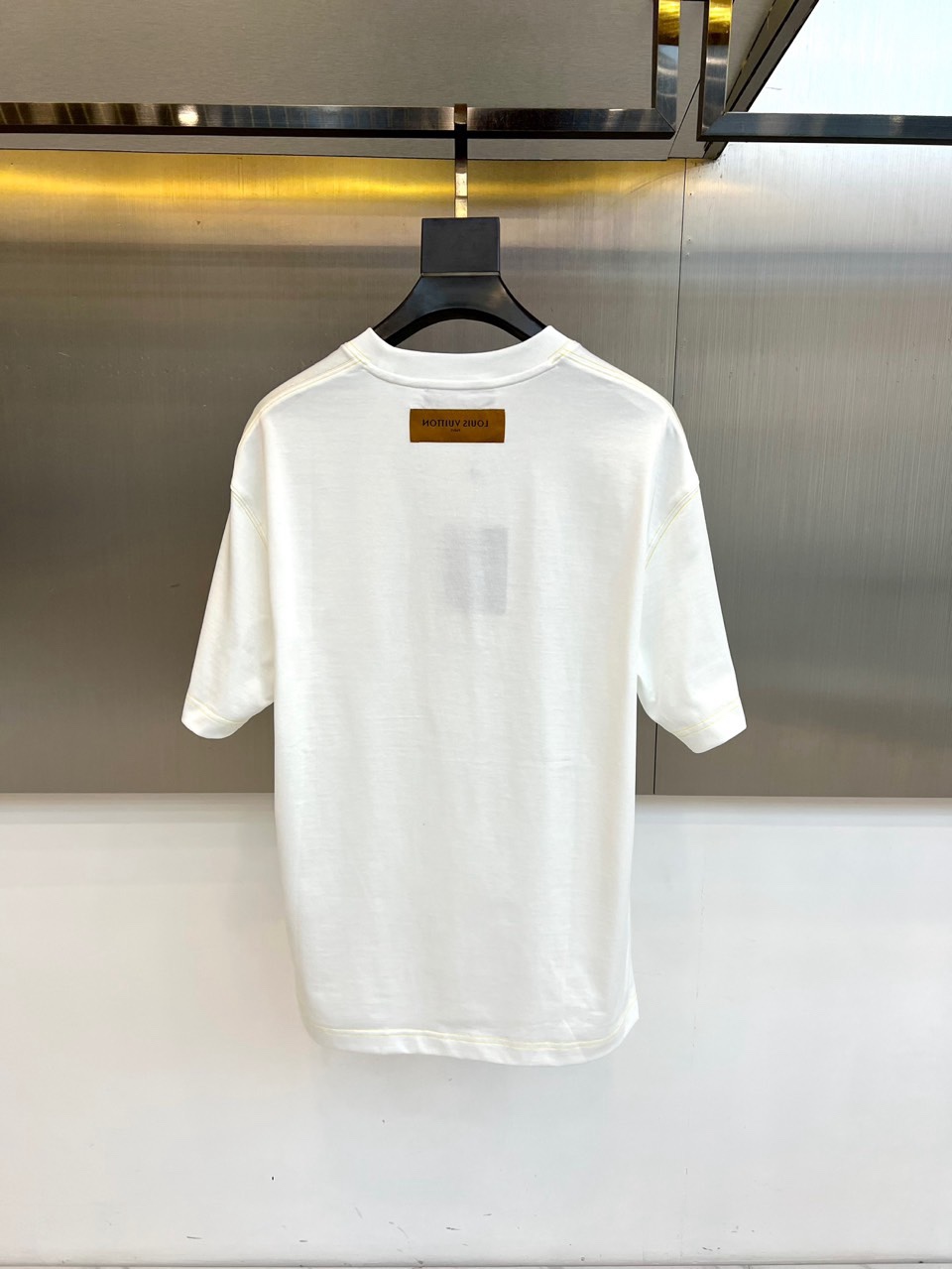 1V、2026春夏新款LOUIS VUITTON纯棉T恤，以经典圆领短袖款式打造简约利落轮廓。胸前醒目字