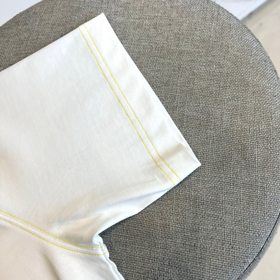 1V、2026春夏新款LOUIS VUITTON纯棉T恤，以经典圆领短袖款式打造简约利落轮廓。胸前醒目字