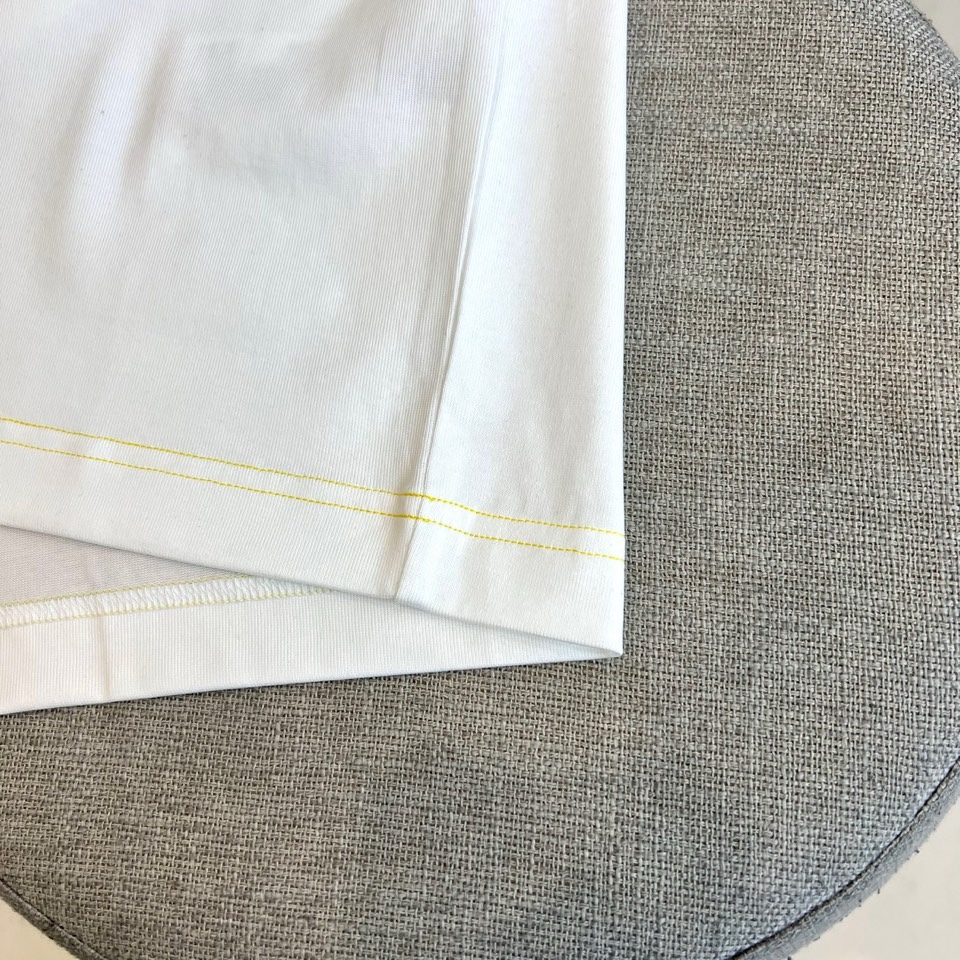 1V、2026春夏新款LOUIS VUITTON纯棉T恤，以经典圆领短袖款式打造简约利落轮廓。胸前醒目字