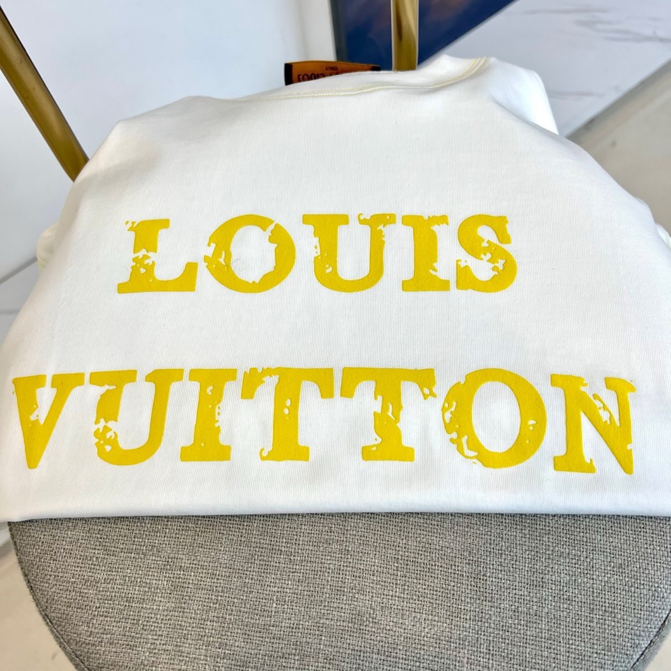 1V、2026春夏新款LOUIS VUITTON纯棉T恤，以经典圆领短袖款式打造简约利落轮廓。胸前醒目字