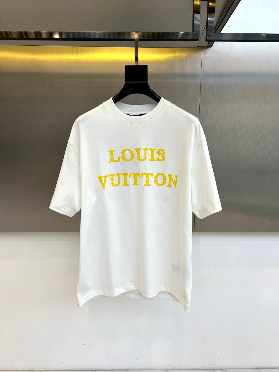 1V、2026春夏新款LOUIS VUITTON纯棉T恤，以经典圆领短袖款式打造简约利落轮廓。胸前醒目字