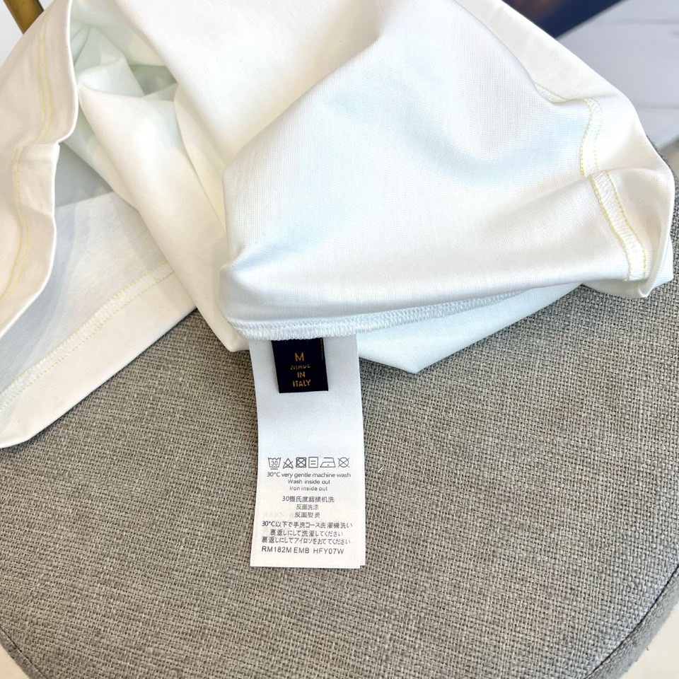 1V、2026春夏新款LOUIS VUITTON纯棉T恤，以经典圆领短袖款式打造简约利落轮廓。胸前醒目字