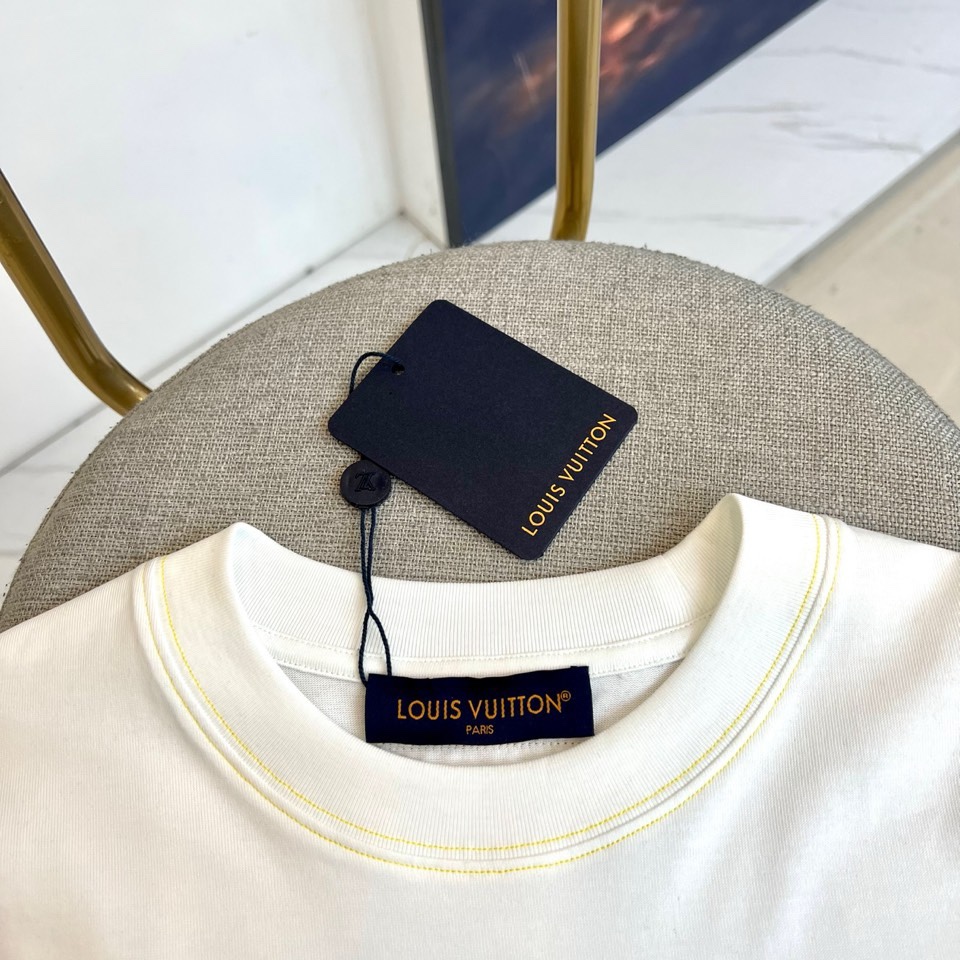 1V、2026春夏新款LOUIS VUITTON纯棉T恤，以经典圆领短袖款式打造简约利落轮廓。胸前醒目字