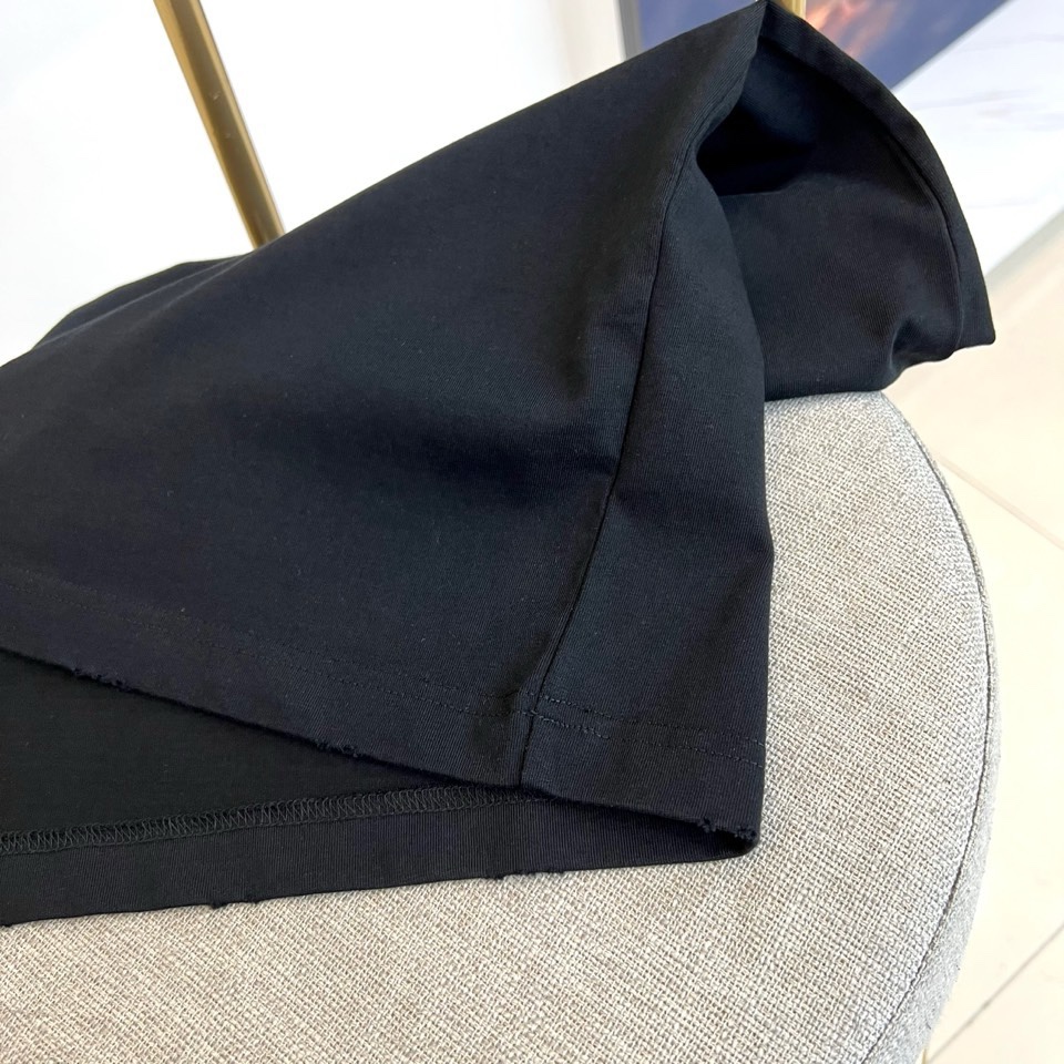 Chrome Herad克罗心、2026春夏新品重磅登场！100%纯棉面料，经典刺绣T恤，以极简纯色为底