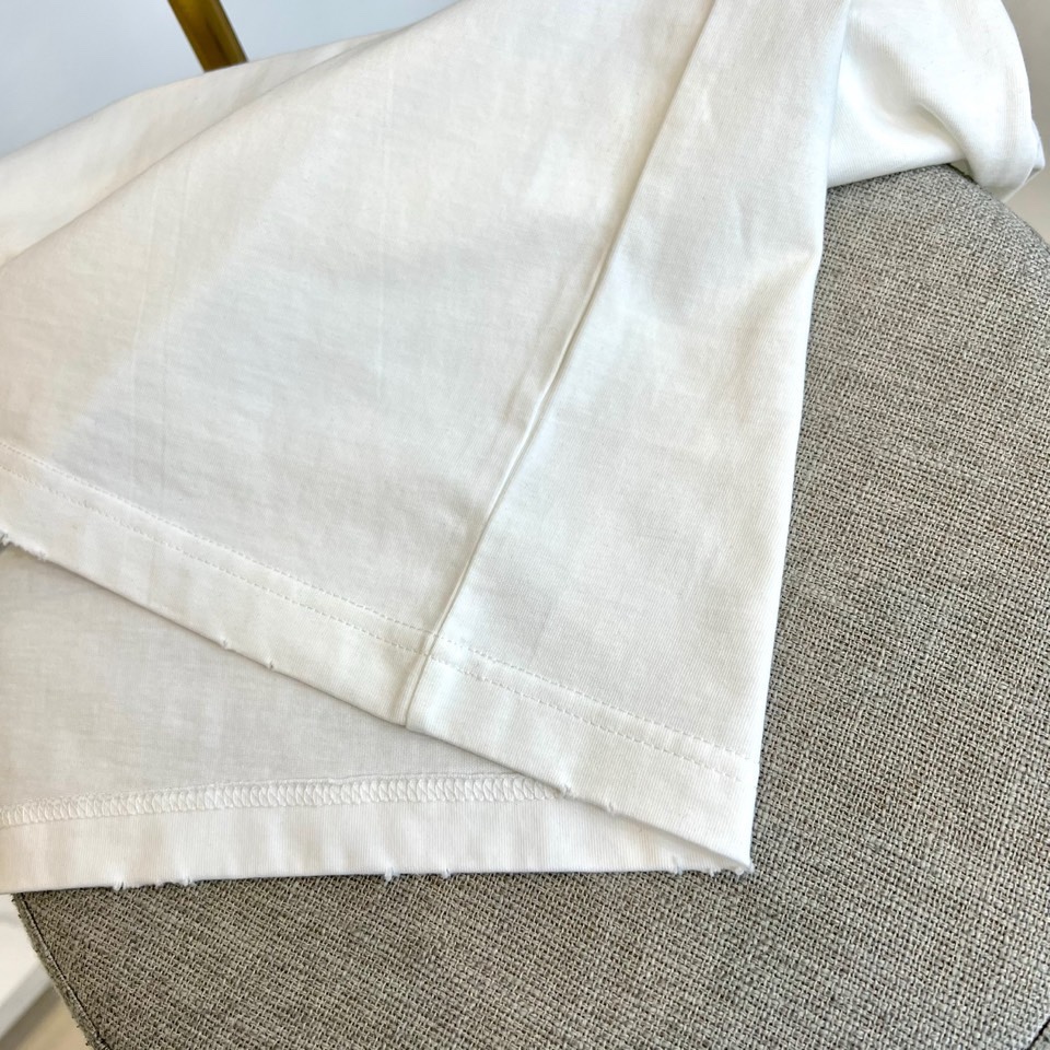 Chrome Herad克罗心、2026春夏新品重磅登场！100%纯棉面料，经典刺绣T恤，以极简纯色为底