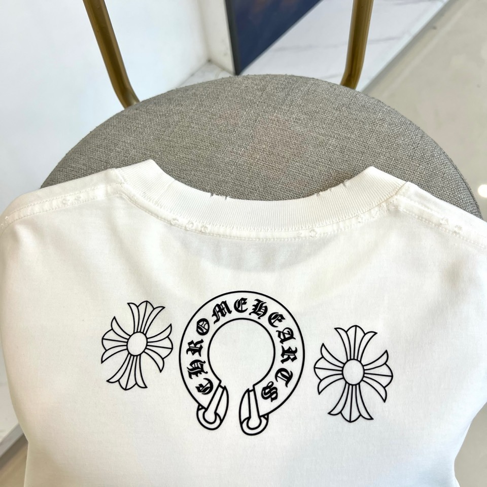 Chrome Herad克罗心、2026春夏新品重磅登场！100%纯棉面料，经典刺绣T恤，以极简纯色为底