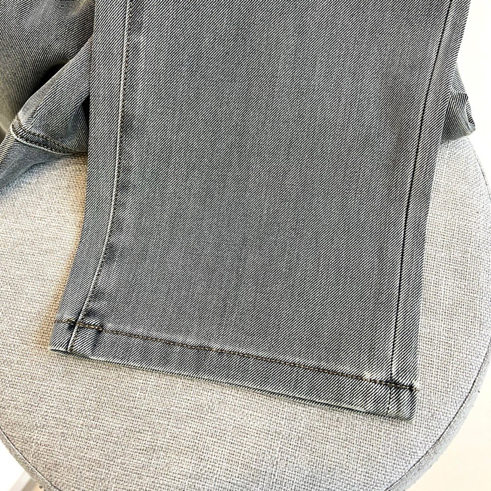 Fend芬迪、2026春夏新品牛仔裤，以经典丹宁重塑摩登街头美学。后袋立体压印“FENDL ROMA”标