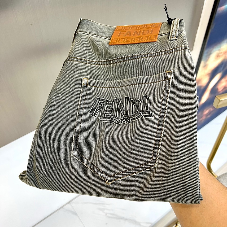 Fend芬迪、2026春夏新品牛仔裤，以经典丹宁重塑摩登街头美学。后袋立体压印“FENDL ROMA”标