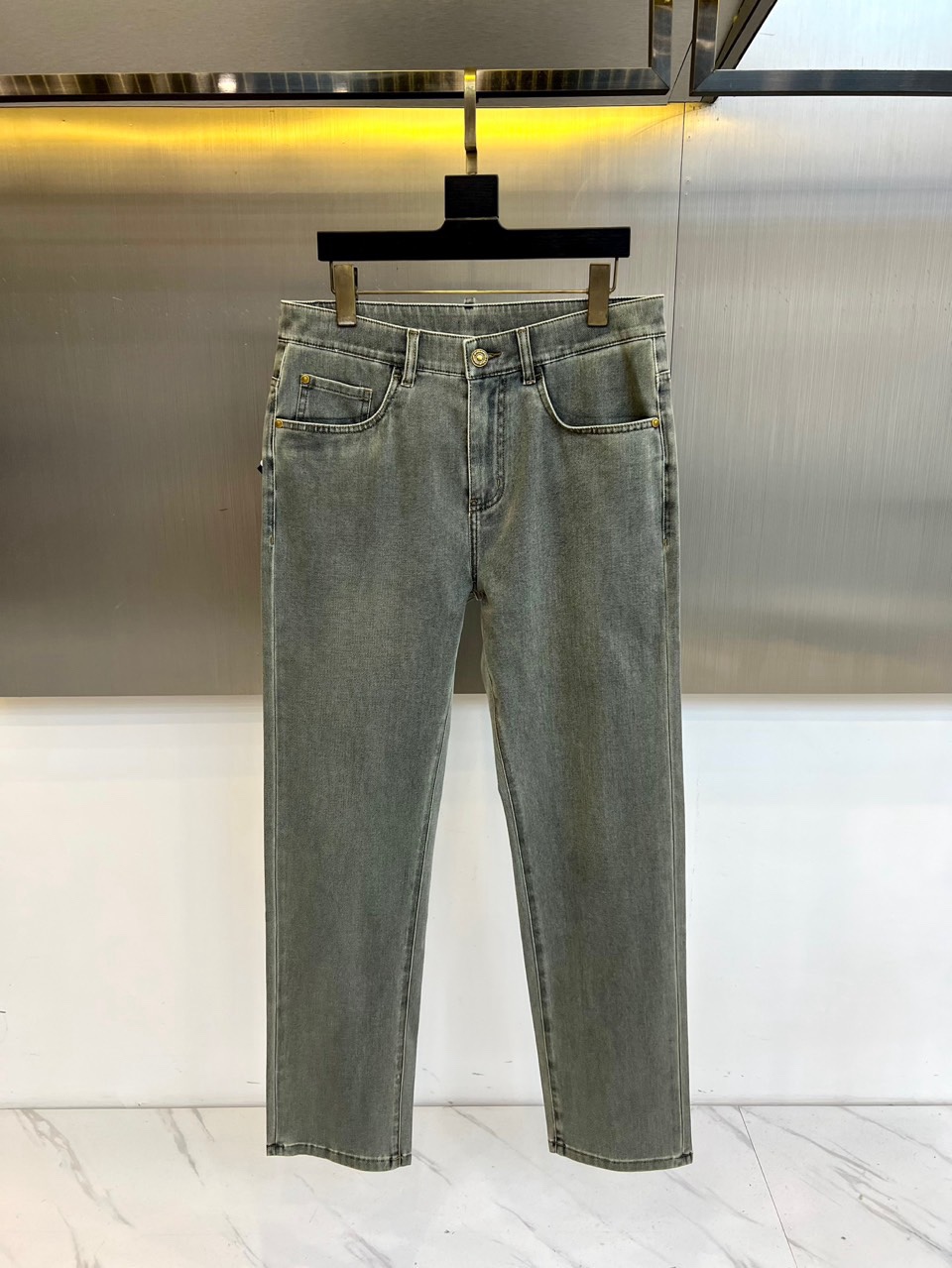 Fend芬迪、2026春夏新品牛仔裤，以经典丹宁重塑摩登街头美学。后袋立体压印“FENDL ROMA”标