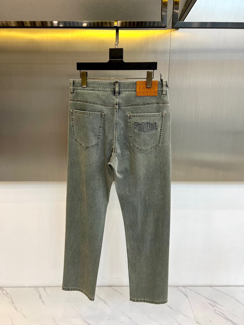 Fend芬迪、2026春夏新品牛仔裤，以经典丹宁重塑摩登街头美学。后袋立体压印“FENDL ROMA”标