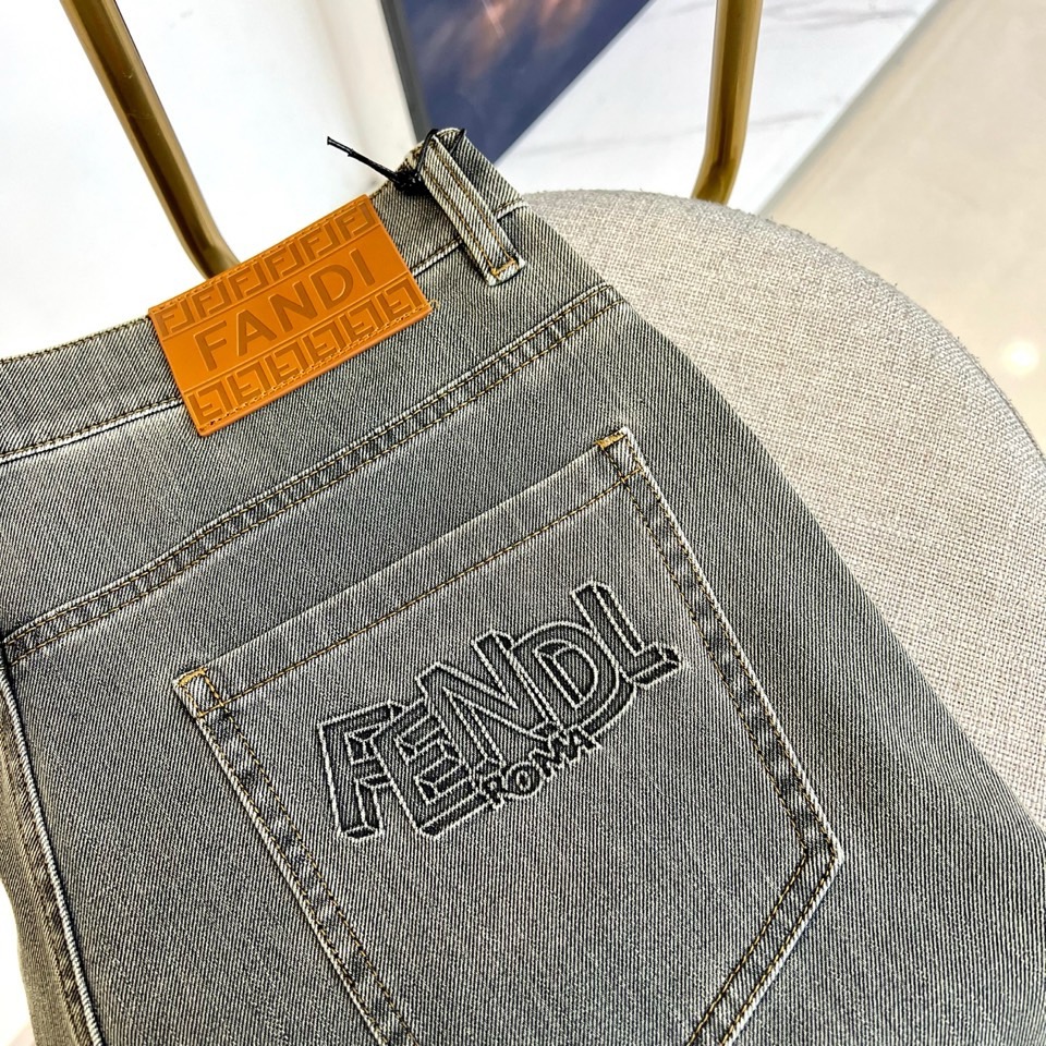 Fend芬迪、2026春夏新品牛仔裤，以经典丹宁重塑摩登街头美学。后袋立体压印“FENDL ROMA”标