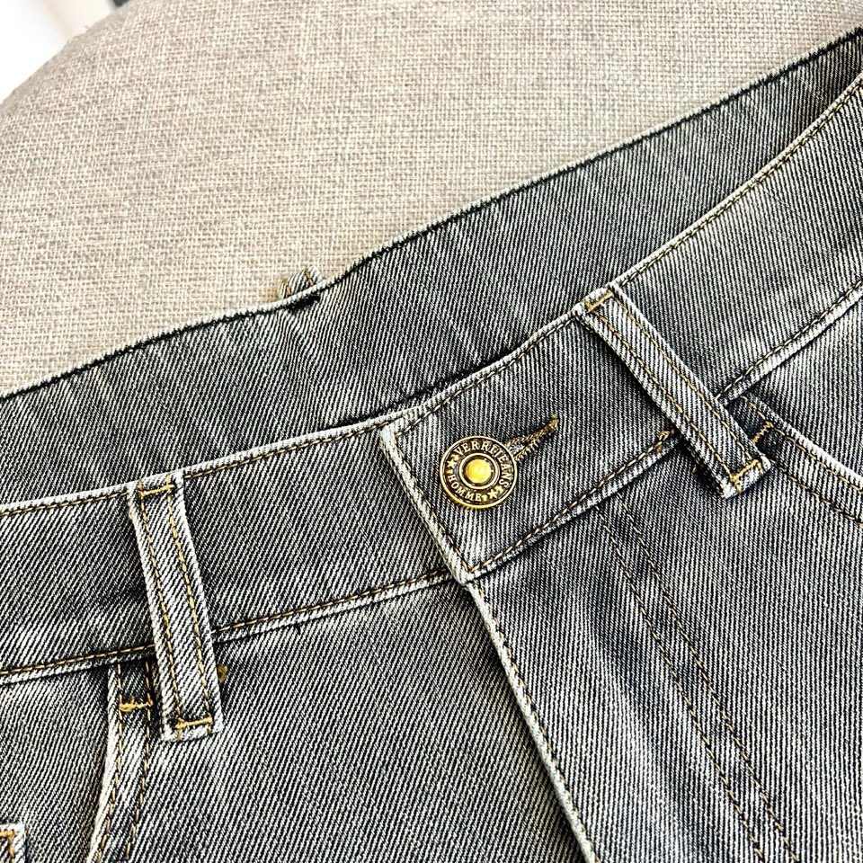 Fend芬迪、2026春夏新品牛仔裤，以经典丹宁重塑摩登街头美学。后袋立体压印“FENDL ROMA”标