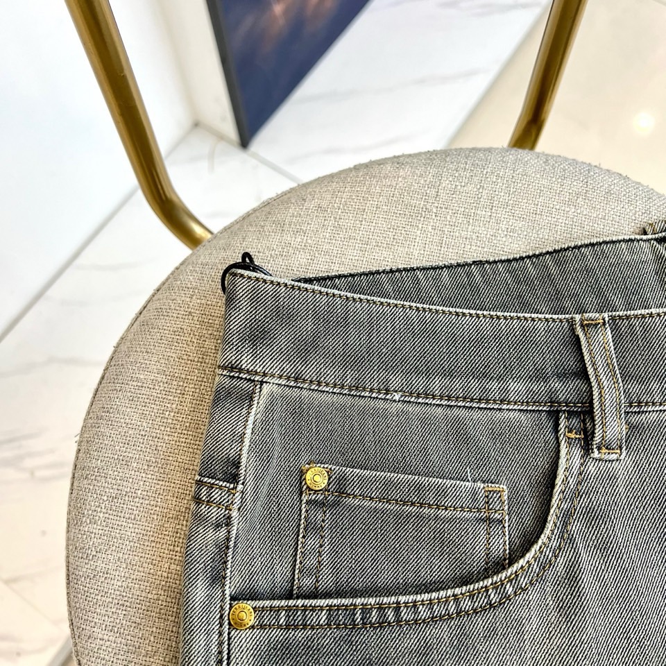 Fend芬迪、2026春夏新品牛仔裤，以经典丹宁重塑摩登街头美学。后袋立体压印“FENDL ROMA”标