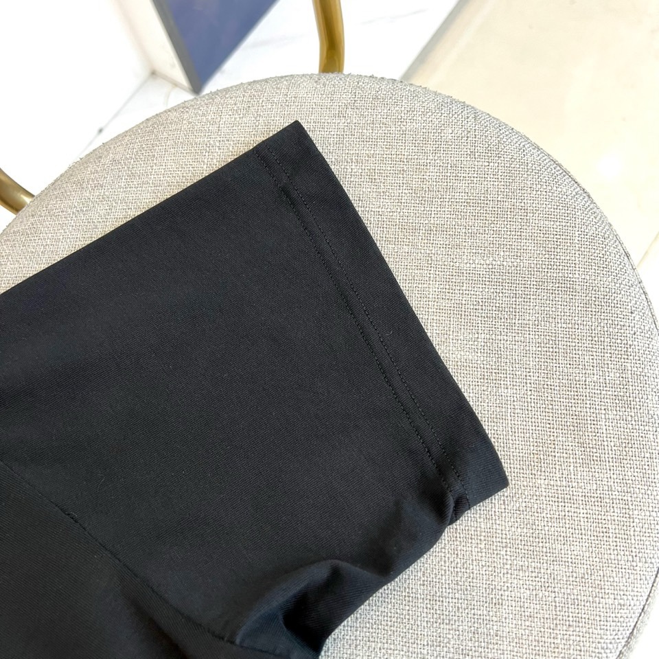 Mon蒙口、2026春夏MOLLE系列T恤，以简约圆领与短袖廓形打造核心单品。胸前标志性的“MONCLE