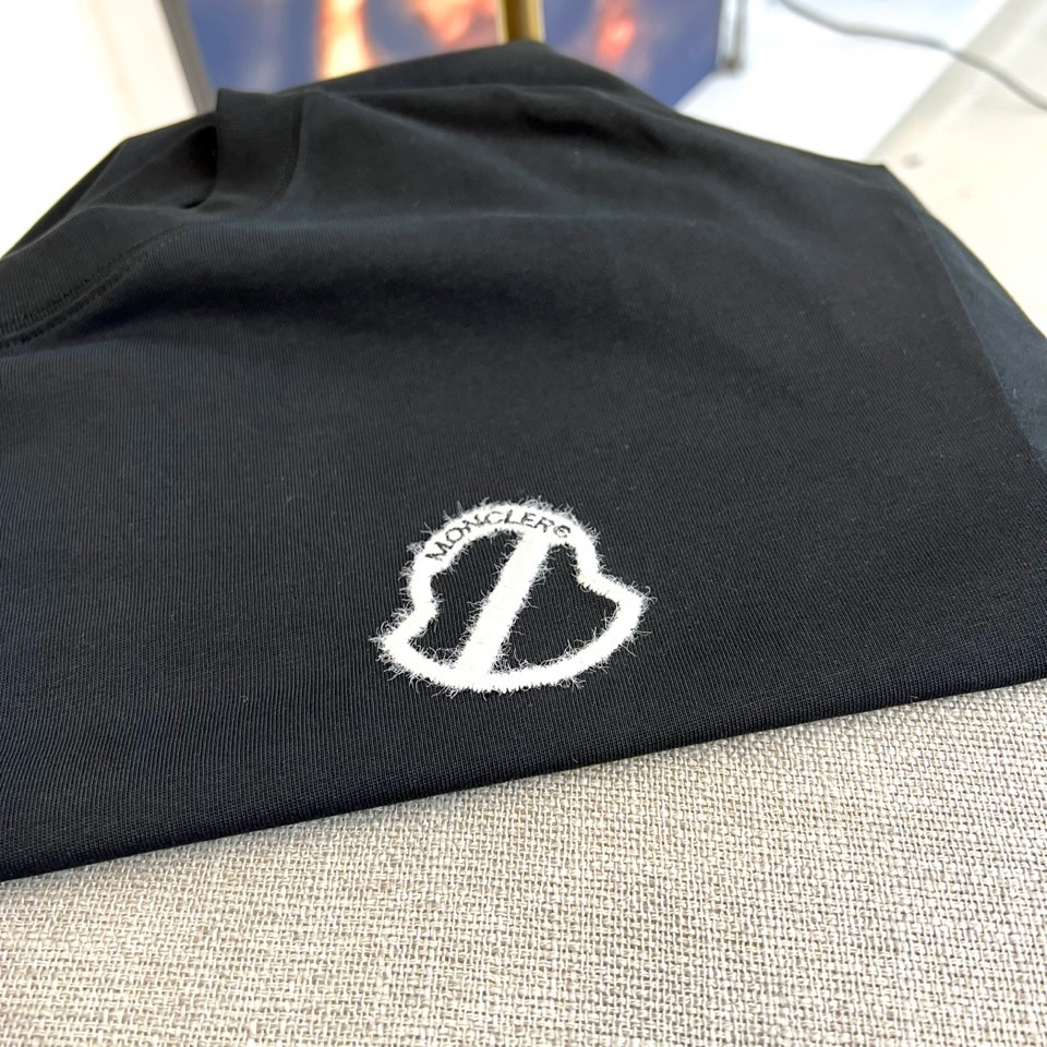 Mon蒙口、2026春夏MOLLE系列T恤，以简约圆领与短袖廓形打造核心单品。胸前标志性的“MONCLE