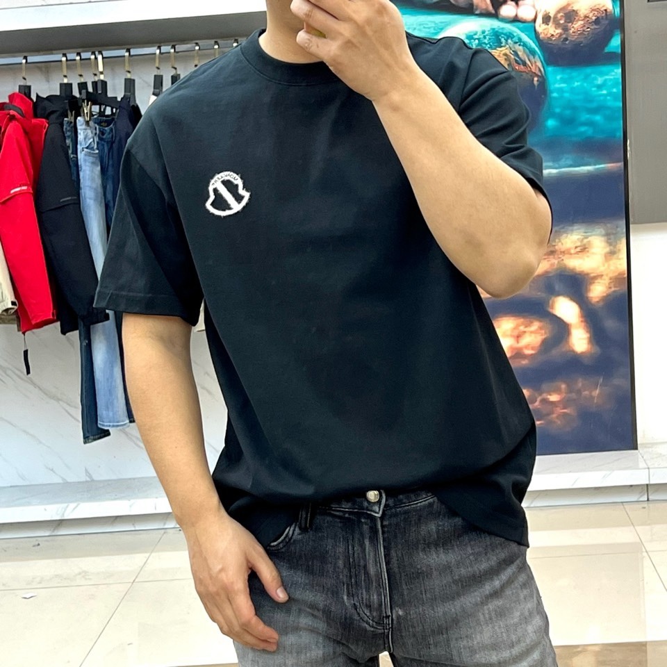 Mon蒙口、2026春夏MOLLE系列T恤，以简约圆领与短袖廓形打造核心单品。胸前标志性的“MONCLE